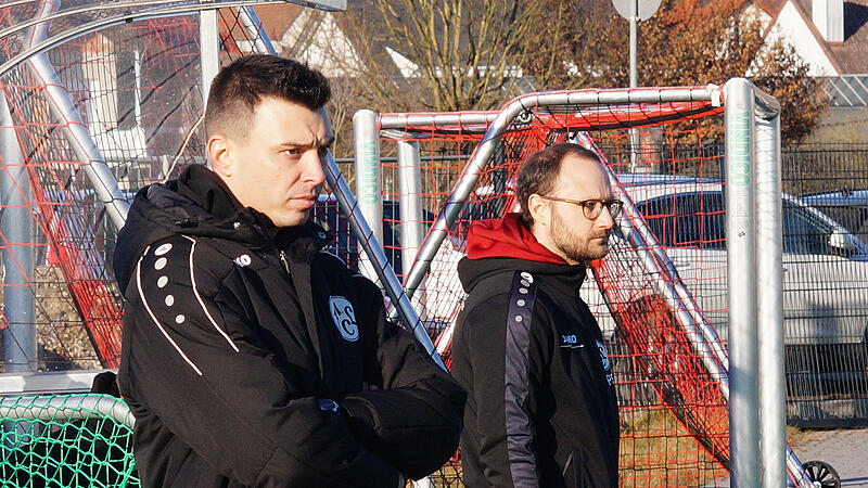Skeptische Blicke beim Lichtenfelser Trainerteam: Cheftrainer Stefan Dietz (links) und "Co" Pascal Scholz