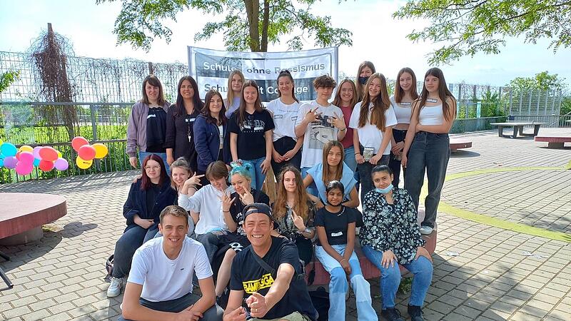 Die Bamb&auml;gga mit den Verantwortlichen f&uuml;r das Pausenkonzert in der H&ouml;chstadter Realschule