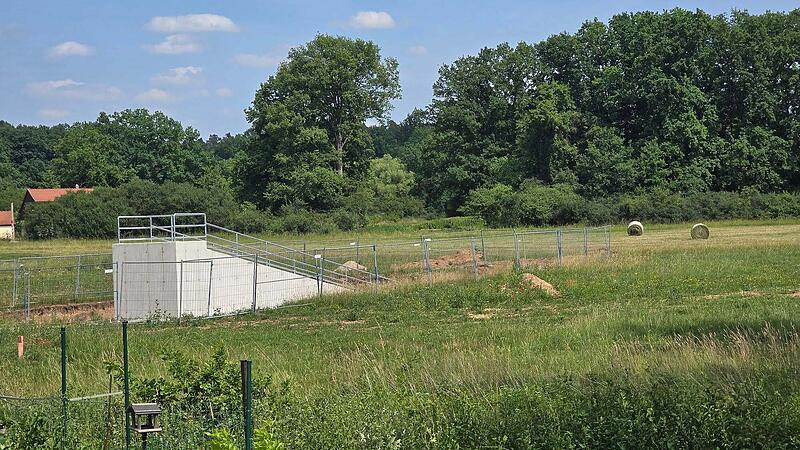 Eigentlich soll hier das Regenauffangbecken f&uuml;r den Kersbacher Hochwasserschutz entstehen. Doch die Baustelle ist augenscheinlich eingeschlafen.