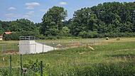 Eigentlich soll hier das Regenauffangbecken für den Kersbacher Hochwasserschutz entstehen. Doch die Baustelle ist augenscheinlich eingeschlafen.