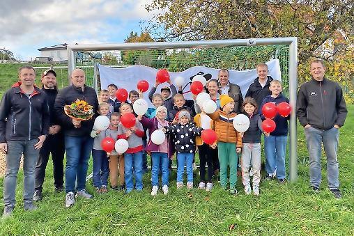 Unser Foto zeigt bei der Einweihung der neuen Tore (von links): Bastian Bünte, André Arnold, Bürgermeister Daniel Wehner, die Kinder sowie Bernd Wolf, Julian Wolf und Steffen Wehner.