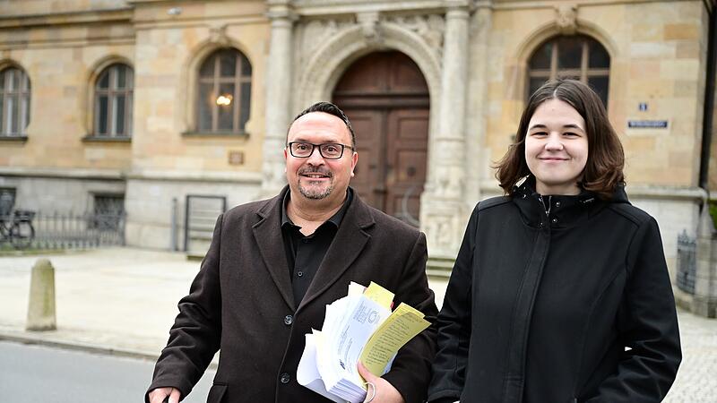 Kl&auml;gerin und Rechtsanwalt vor dem Justizpalast am Wilhelmsplatz