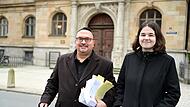 AstraZeneca-Prozess am OLG Bamberg Klägerin und Rechtsanwalt vor dem Justizpalast am Wilhelmsplatz