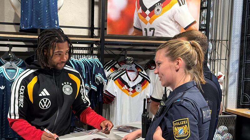 Autogrammstunde Serge GnabryBildergalerie Autogrammstunde Serge Gnabry