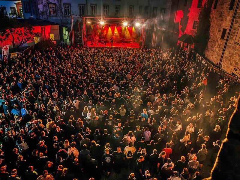 Die Band &bdquo;Vernsengold&ldquo; rockte das Schlosshof Festival in H&ouml;chstadt.