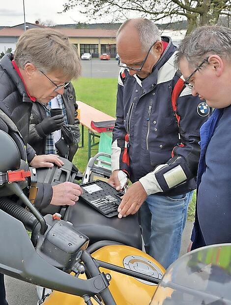Die Biker nutzen jede Gelegenheit, sich untereinander und mit den T&Uuml;V-Experten auszutauschen.