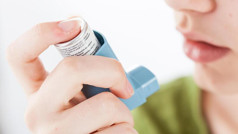 Der richtige Umgang mit dem Asthmaspray ist wichtig, sonst kommt der Wirkstoff nicht dort an, wo er helfen muss. Abgesehen von k&ouml;rperlichen Beschwerden gehen Lungenerkrankungen oft mit schweren psychischen Belastungen einher.
