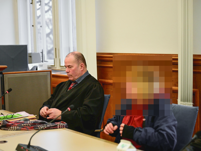 Landgericht Bamberg Ladendiebin Korsakow Verhandlungsunfähigkeit Rechtsanwalt Thomas Drehsen aus Bamberg und die Angeklagte im Gerichtssaal