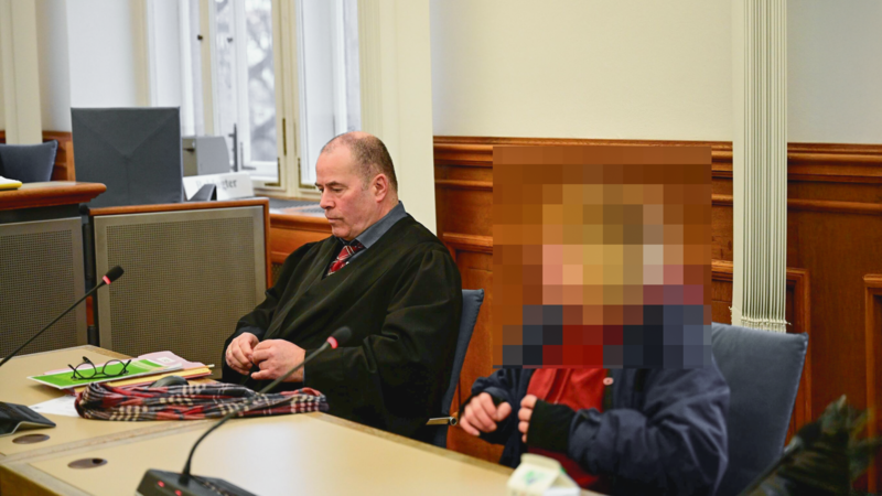 Rechtsanwalt Thomas Drehsen aus Bamberg und die Angeklagte im Gerichtssaal