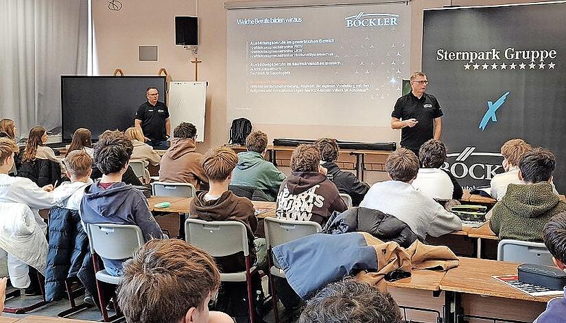 Interessierte Schüler beim Berufswahlseminar. Interessierte Schüler beim Berufswahlseminar.