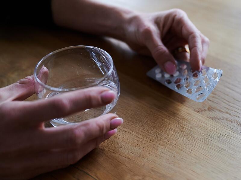 Frau hält Tabletten in der Hand Frau hält Tabletten in der Hand