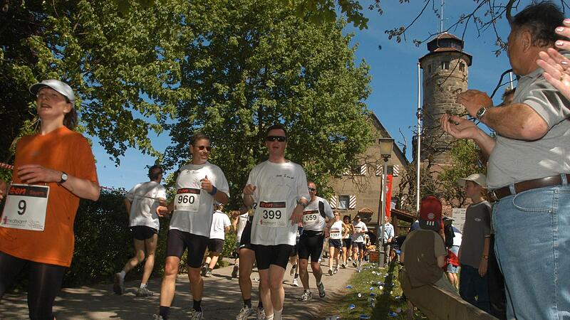 Der höchste Punkt ist erreicht: die Altenburg. Doch hier fängt das eigentliche Rennen erst an. Es folgen weitere 16 Kilometer. Der höchste Punkt ist erreicht: die Altenburg. Doch hier fängt das eigentliche Rennen erst an. Es folgen weitere 16 Kilometer.