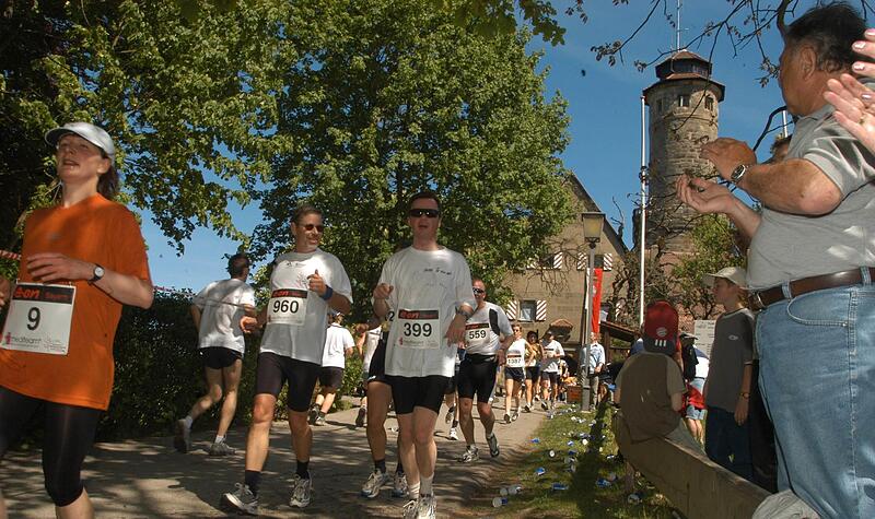 Der höchste Punkt ist erreicht: die Altenburg. Doch hier fängt das eigentliche Rennen erst an. Es folgen weitere 16 Kilometer. Der höchste Punkt ist erreicht: die Altenburg. Doch hier fängt das eigentliche Rennen erst an. Es folgen weitere 16 Kilometer.