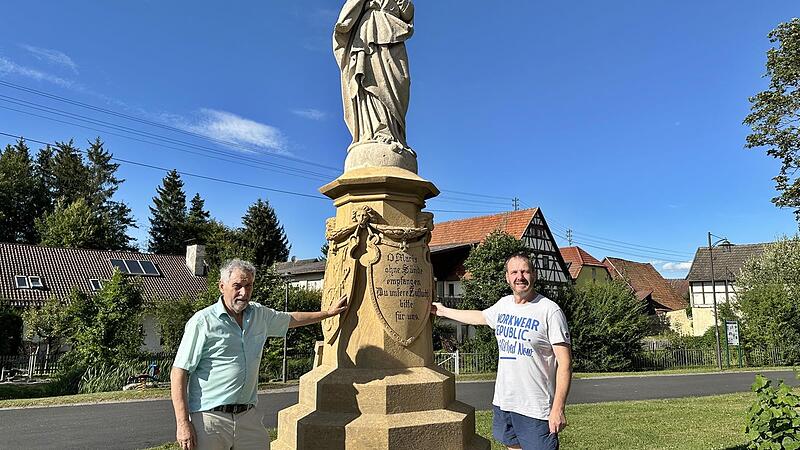 Erich und sein Sohn Rainer Fries kennen die Geschichte des Kriegerehrenmals in Gro&szlig;wenkheim ganz genau. Rainer Fries war mit der Verantwortliche bei der Renovierungsarbeit.