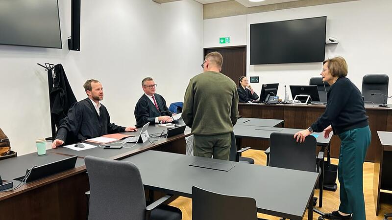 Das Gericht verurteilte den geständigen Täter zu vier Jahren Haft. Er hatte eine Frau aus Erlangen um Hunderttausende an Euros betrogen. Das Gericht verurteilte den geständigen Täter zu vier Jahren Haft. Er hatte eine Frau aus Erlangen um Hunderttausende an Euros betrogen.