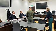 Das Gericht verurteilte den geständigen Täter zu vier Jahren Haft. Er hatte eine Frau aus Erlangen um Hunderttausende an Euros betrogen.