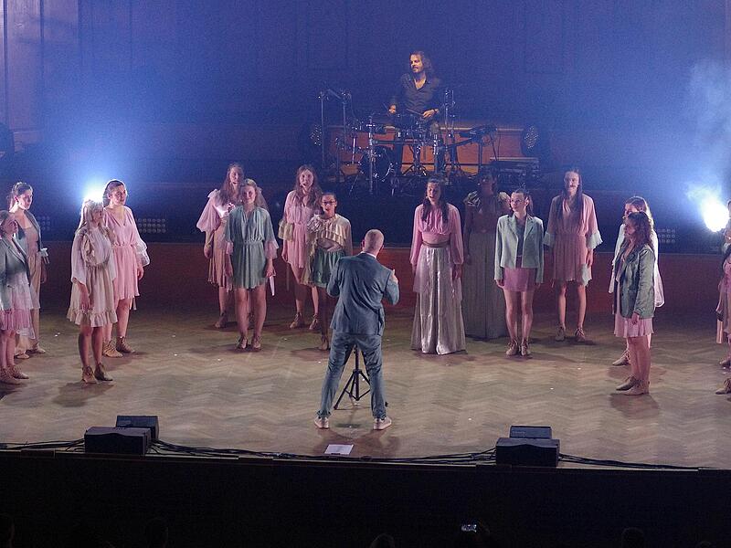 Beeindruckend: der Chor mit Dirigent Stijn Kolacny Beeindruckend: der Chor mit Dirigent Stijn Kolacny