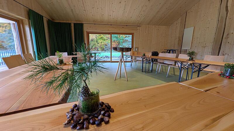 Der lichtdurchflutete Seminarraum von „Lichtung 3“ verbindet natürliche Materialien mit Ausblick ins Grüne und schafft eine inspirierende Atmosphäre. Der lichtdurchflutete Seminarraum von „Lichtung 3“ verbindet natürliche Materialien mit Ausblick ins Grüne und schafft eine inspirierende Atmosphäre.