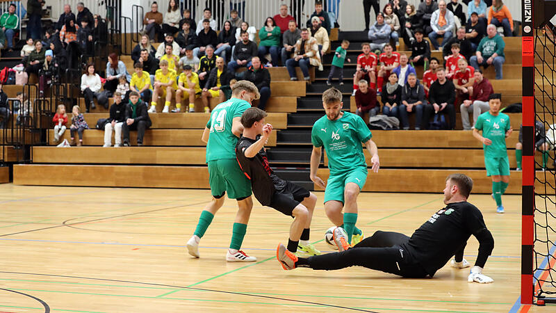 In der Vorrunde hatte der SV D&ouml;rfleins (gr&uuml;ne Trikots) gegen den FC Strullendorf noch mit 2:1 die Nase vorne. Im Halbfinale behielt Strullendorf dann die Oberhand.