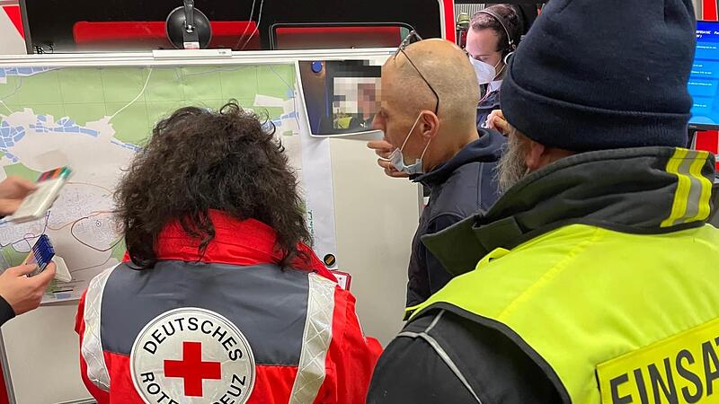 Besprechung der Einsatzleiter vor dem Einteilen der Suchtrupps
