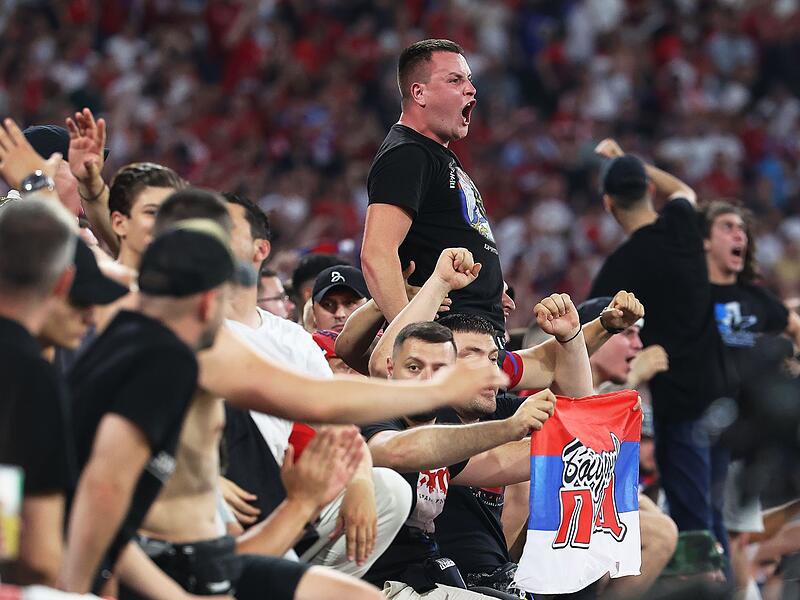 Serbisch Fußballfans Serbisch Fußballfans