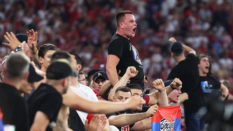 Serbisch Fußballfans Serbisch Fußballfans