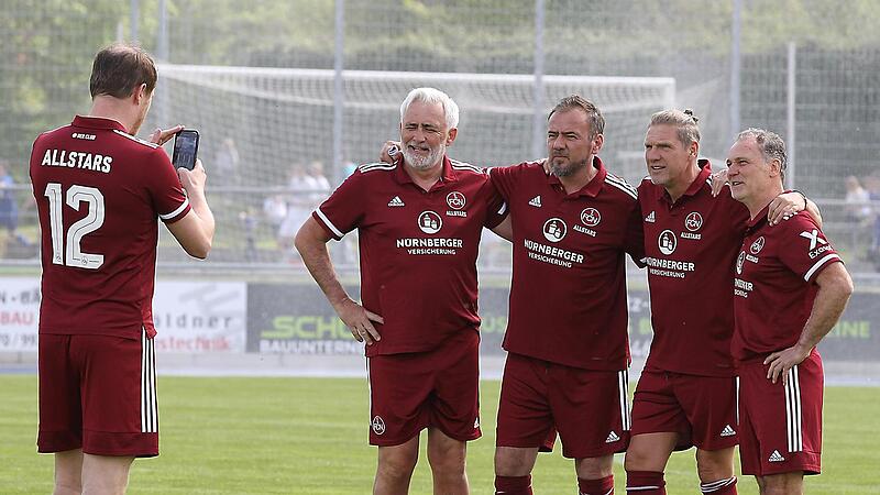 Bitte lächeln, der Doktor knipst!  Prof. Dr. Werner Krutsch (li.) ist Mannschaftsarzt beim FCN, früher kickte er in der Jugend der Nürnberger.  Vor dem Spiel   gibts ein Erinnerungsfoto für (von links) Jörg Dittwar, Thomas Ziemer, Martin Driller u...