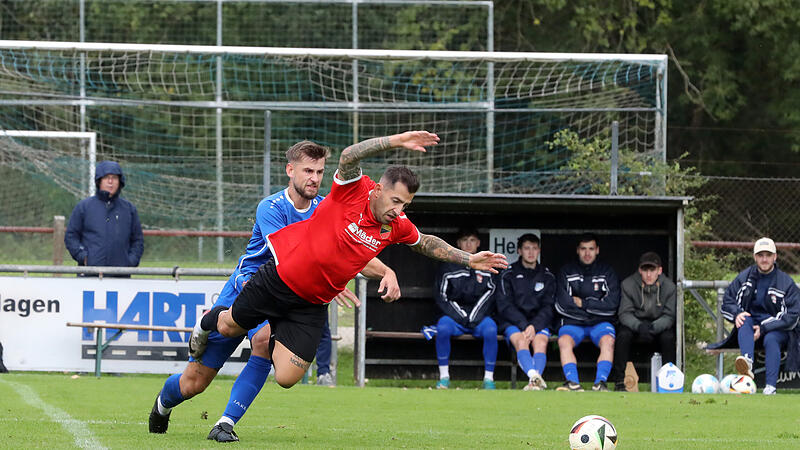 Dominik Sperlein (rotes Trikot) und der FC Strullendorf erkämpften sich ein 1:1 gegen Oberhaid um Dominik Wessel.