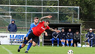 Dominik Sperlein (rotes Trikot) und der FC Strullendorf erkämpften sich ein 1:1 gegen Oberhaid um Dominik Wessel.