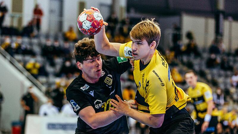 Mit 17 Jahren in der 2. Liga: Pavels Valkovskis (rechts) – hier im Zweikampf mit Hagens Philipp Vorlicek – gilt als eines der größten Talente des HSC Coburg. Mit 17 Jahren in der 2. Liga: Pavels Valkovskis (rechts) – hier im Zweikampf mit Hagens Philipp Vorlicek – gilt als eines der größten Talente des HSC Coburg.