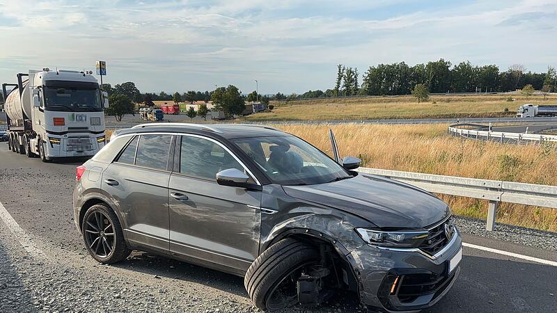 Ein Autofahrer kollidierte Samstagabend mit einer Schutzplanke.