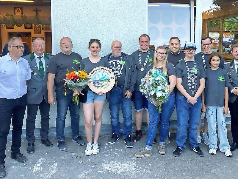 Die Schützengesellschaft Ebermannstadt proklamierte ihre neuen Könige (v. l.): Schützenmeister Sven Wagner, Dritter Schützenmeister Christopher Seitz, Roland Weidinger, Miriam Erl, Harold Edelmann, Markus Köferlein, Sophia Schmitt-Hoeß, Florian Me... Die Schützengesellschaft Ebermannstadt proklamierte ihre neuen Könige (v. l.): Schützenmeister Sven Wagner, Dritter Schützenmeister Christopher Seitz, Roland Weidinger, Miriam Erl, Harold Edelmann, Markus Köferlein, Sophia Schmitt-Hoeß, Florian Me...