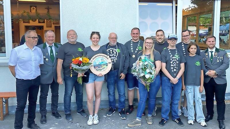 Die Schützengesellschaft Ebermannstadt proklamierte ihre neuen Könige (v. l.): Schützenmeister Sven Wagner, Dritter Schützenmeister Christopher Seitz, Roland Weidinger, Miriam Erl, Harold Edelmann, Markus Köferlein, Sophia Schmitt-Hoeß, Florian Me... Die Schützengesellschaft Ebermannstadt proklamierte ihre neuen Könige (v. l.): Schützenmeister Sven Wagner, Dritter Schützenmeister Christopher Seitz, Roland Weidinger, Miriam Erl, Harold Edelmann, Markus Köferlein, Sophia Schmitt-Hoeß, Florian Me...