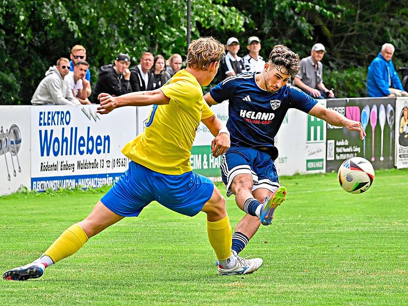 M&ouml;nchr&ouml;dens Luca Schreiber zieht ab. Nach zwei Spielen steht erst ein Treffer auf dem TSV-Konto.Hagen Lehmann