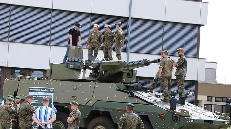 Der aufger&uuml;stete Radpanzer Boxer aus Australien war eine der Attraktionen.