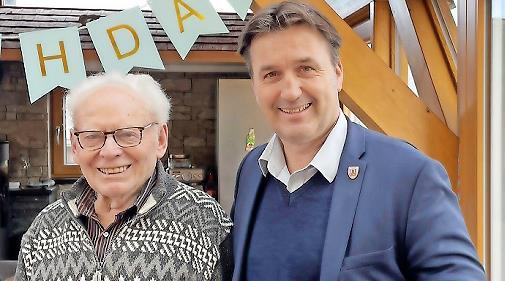 Der Jubilar Anton Dresel mit Bürgermeister Gerd Dallner. Der Jubilar Anton Dresel mit Bürgermeister Gerd Dallner.