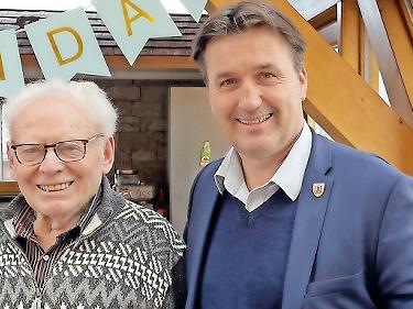 Der Jubilar Anton Dresel mit B&uuml;rgermeister Gerd Dallner.