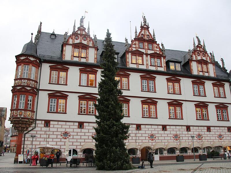 Ein großer Weihnachtsbaum ist in der Vorweihnachtszeit immer der Blickfang auf dem Coburger Marktplatz. Hier ein Foto vom Aufbau im November 2024.