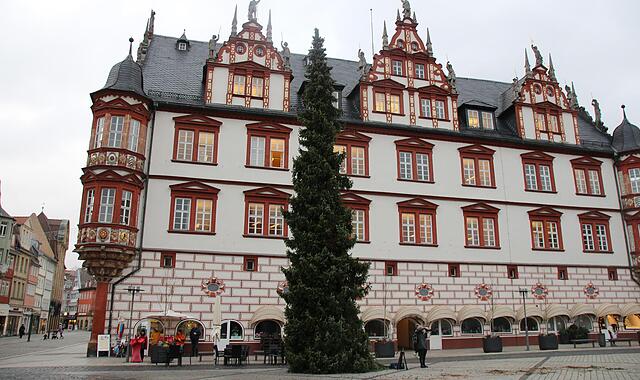Coburger Weihnachtsbaum Ein großer Weihnachtsbaum ist in der Vorweihnachtszeit immer der Blickfang auf dem Coburger Marktplatz. Hier ein Foto vom Aufbau im November 2024.