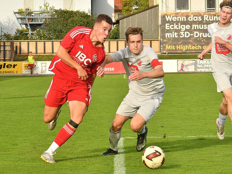 Der Lichtenfelser Kilian Schmidt (links) im Zweikampf mit Jannis Übelhack. Der Lichtenfelser Kilian Schmidt (links) im Zweikampf mit Jannis Übelhack.
