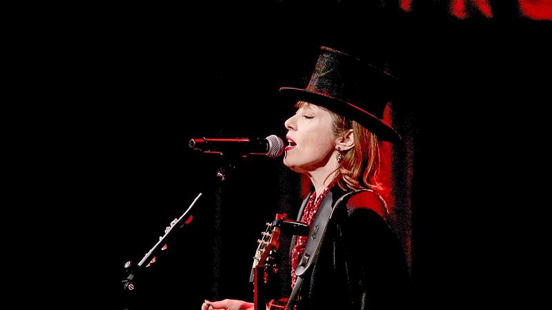 Suzanne Vega tritt am 20. Juli bei den Plassenburg-Open-Airs auf. Die heute 64-Jährige erhielt 1984 ihren ersten Plattenvertrag und hat mit Liedern wie „Luka“ und „Tom’s Diner“ buchstäblich Musikgeschichte geschrieben. Suzanne Vega tritt am 20. Juli bei den Plassenburg-Open-Airs auf. Die heute 64-Jährige erhielt 1984 ihren ersten Plattenvertrag und hat mit Liedern wie „Luka“ und „Tom’s Diner“ buchstäblich Musikgeschichte geschrieben.
