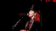 Suzanne Vega tritt am 20. Juli bei den Plassenburg-Open-Airs auf. Die heute 64-Jährige erhielt 1984 ihren ersten Plattenvertrag und hat mit Liedern wie „Luka“ und „Tom’s Diner“ buchstäblich Musikgeschichte geschrieben.