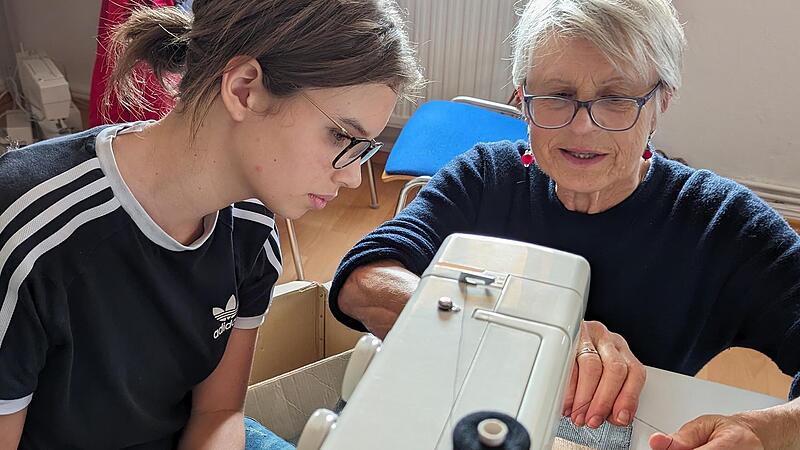 Alina Bär lernt von Anita Graf den Umgang mit der Nähmaschine.