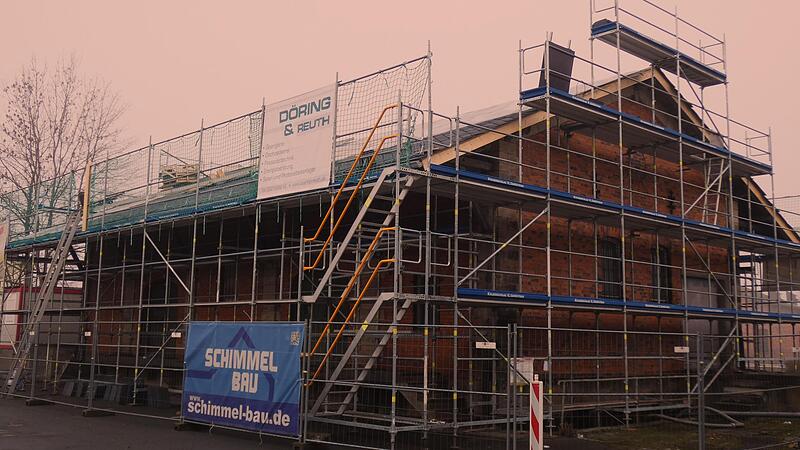 Die Sanierungsarbeiten an der historischen Güterhalle, die um 1892 errichtet wurde, gehen in die Endphase. Neben einer neuen Dacheindeckung erfolgt noch eine optische Aufarbeitung der Backsteinfassade.