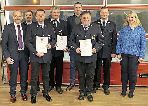 Drei Feuerwehrleute wurden für lange Dienstzeit geehrt. Im Bild (von links): stellvertretender Landrat Jörg Kunstmann, stellvertretender Vorsitzender Jens Rödel, Stephan Stübinger, Helmut Bär, Bürgermeister der Marktgemeinde Thurnau, Martin Bernre... Drei Feuerwehrleute wurden für lange Dienstzeit geehrt. Im Bild (von links): stellvertretender Landrat Jörg Kunstmann, stellvertretender Vorsitzender Jens Rödel, Stephan Stübinger, Helmut Bär, Bürgermeister der Marktgemeinde Thurnau, Martin Bernre...