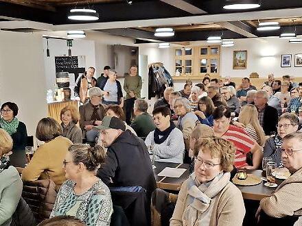 Voll besetzt war das Dorfgemeinschaftshaus Döringstadt bei der Bürgerversammlung. Voll besetzt war das Dorfgemeinschaftshaus Döringstadt bei der Bürgerversammlung.