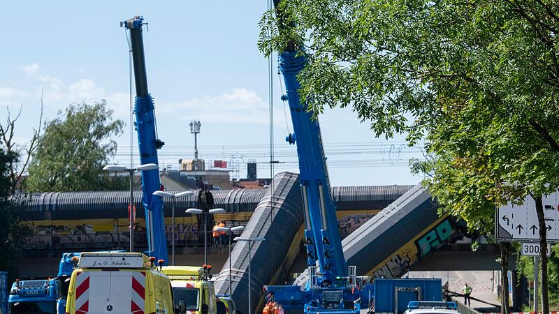 Nach dem Absturz zweier Güterzug-Waggons von einer Brücke Nach dem Absturz zweier Güterzug-Waggons von einer Brücke