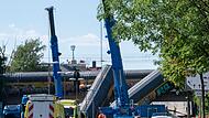 Nach dem Absturz zweier G&uuml;terzug-Waggons von einer Br&uuml;cke