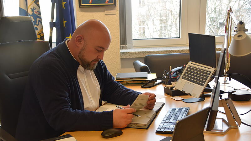 Jonas Geissler (CSU) sitzt hier in seinem Berliner B&uuml;ro am Schreibtisch.