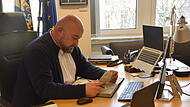 Jonas Geissler (CSU) sitzt hier in seinem Berliner Büro am Schreibtisch.
